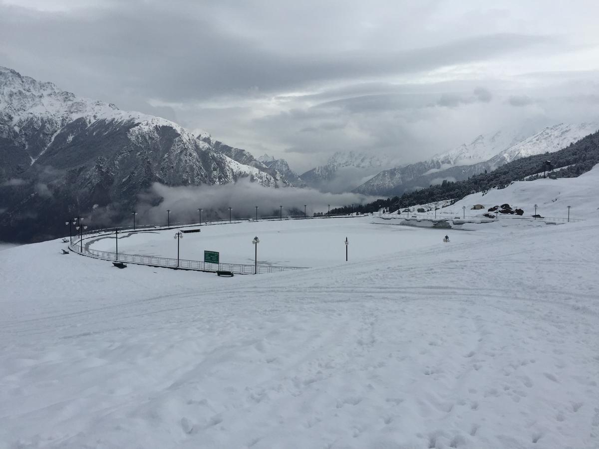 Clifftop Club Auli Joshīmath Buitenkant foto